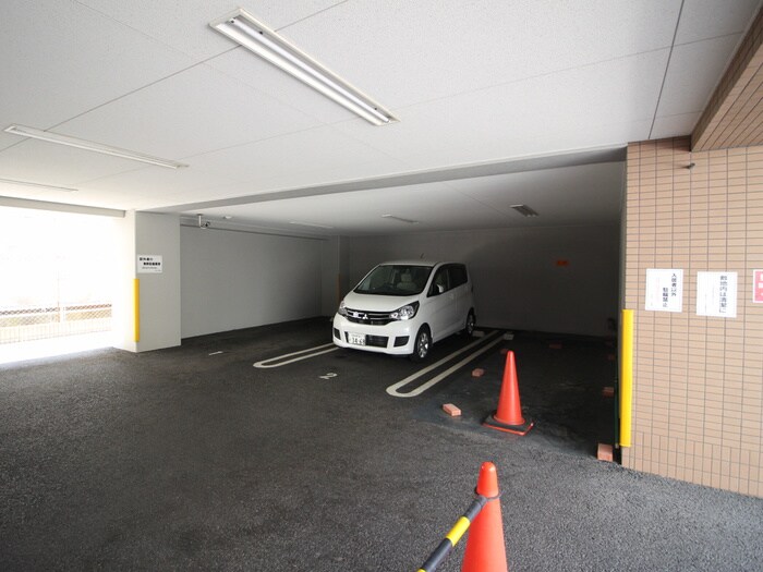 物件外観写真2　(駐車場)