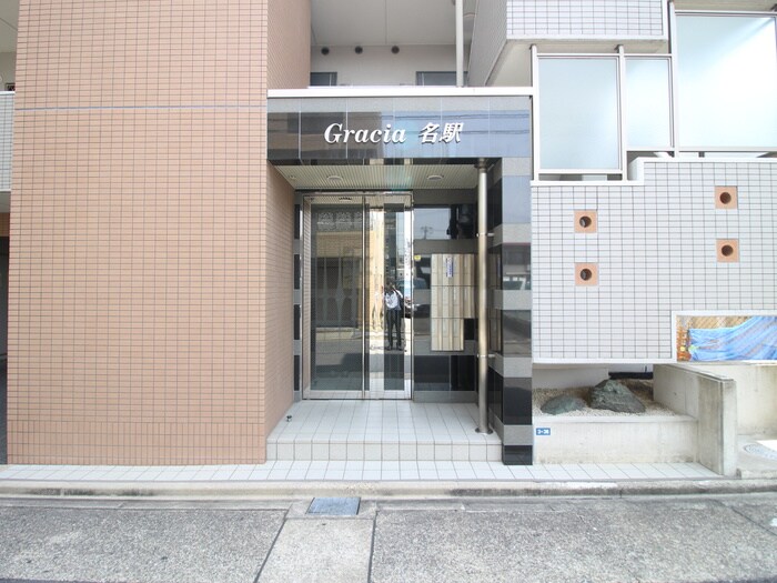 物件外観写真4　(エントランス部分)