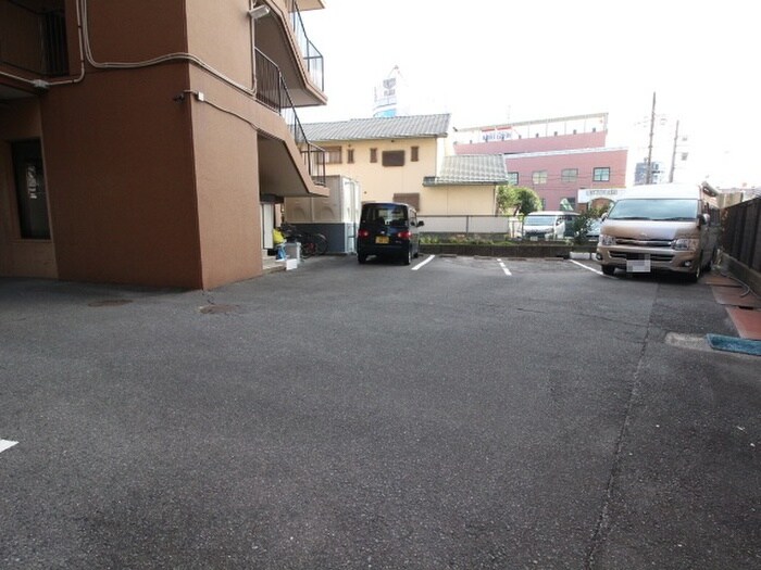 物件外観写真6　(駐車場)