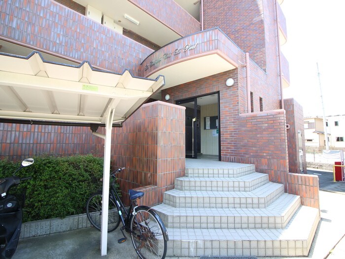 物件外観写真2　(エントランス部分)