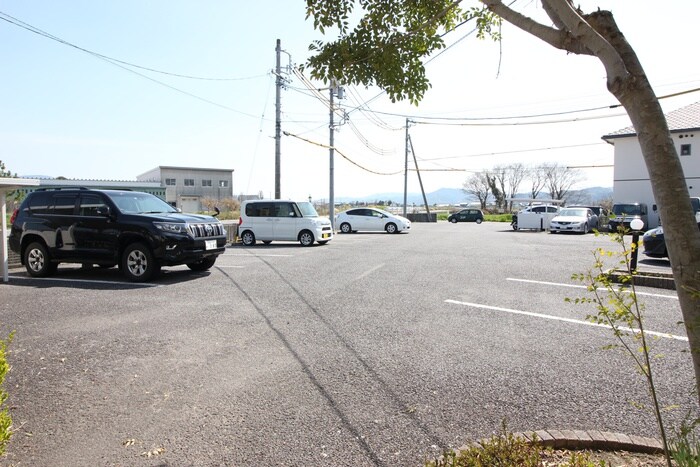 物件外観写真3　(駐車場)