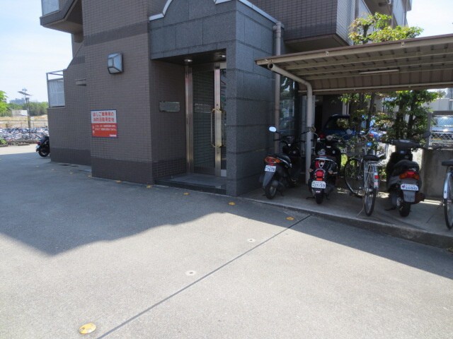 物件外観写真3　(エントランス部分)