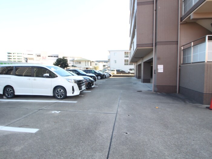 物件外観写真4　(駐車場)
