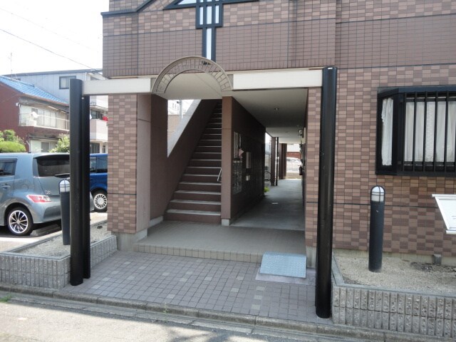 物件外観写真2　(エントランス部分)