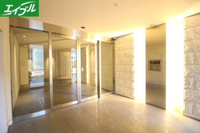 物件外観写真4　(エントランス部分)