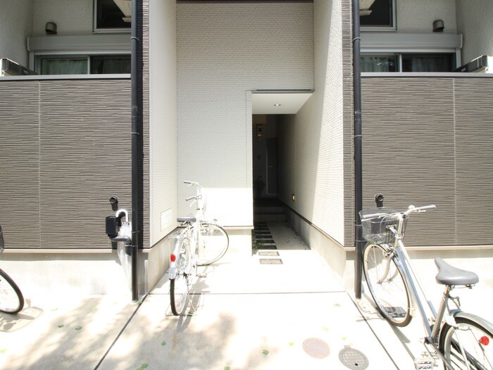 物件外観写真3　(エントランス部分)