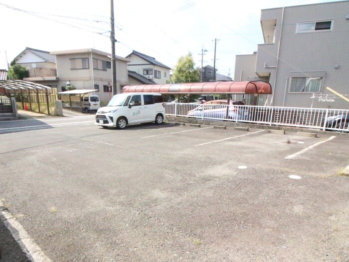 物件外観写真6　(駐車場)