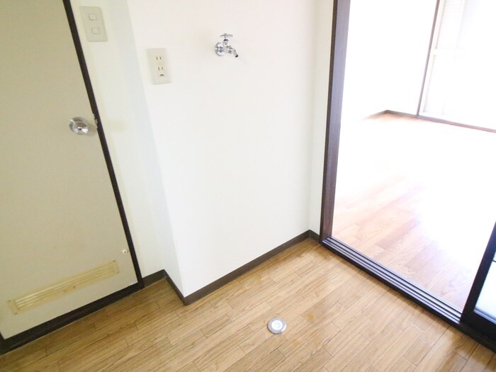 物件内観写真16　(洗濯機置場)