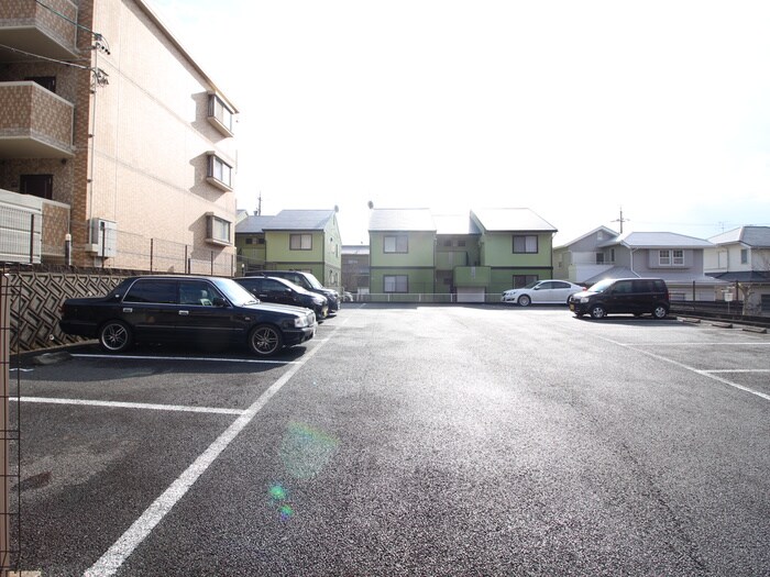 物件外観写真2　(駐車場)