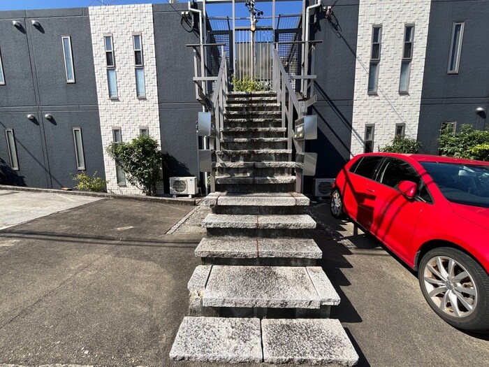 物件外観写真3　(エントランス部分)