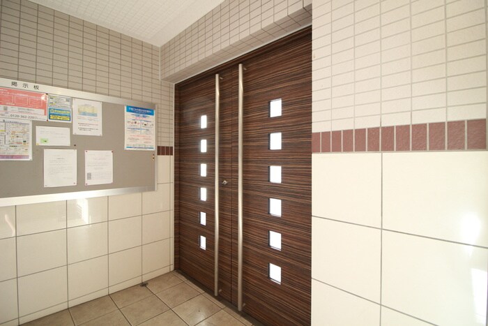 物件外観写真4　(エントランス部分)