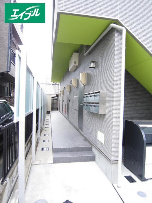 物件外観写真3　(エントランス部分)