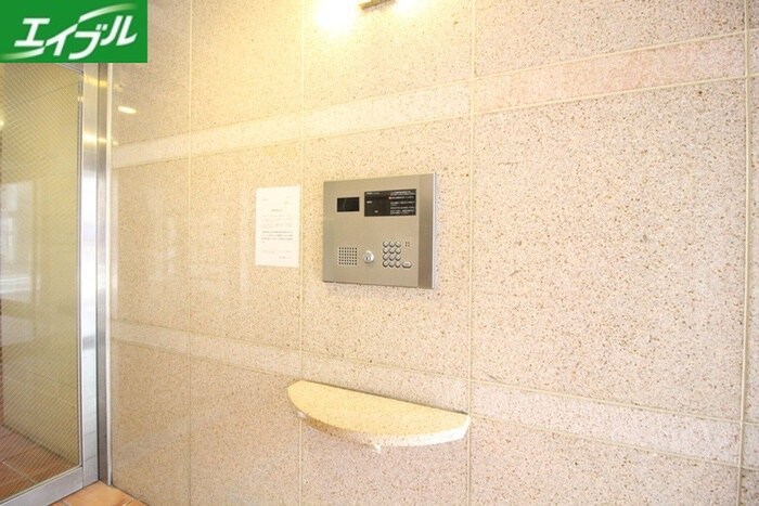 物件外観写真6　(エントランス部分)