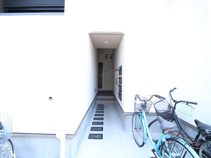 物件外観写真4　(エントランス部分)