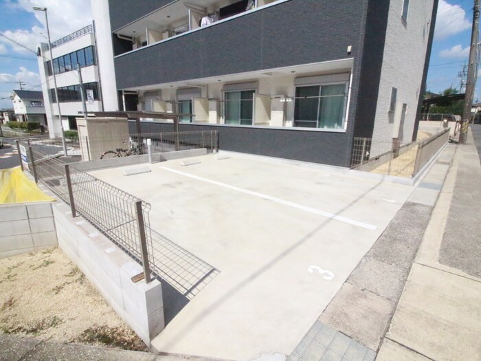 物件外観写真5　(駐車場)