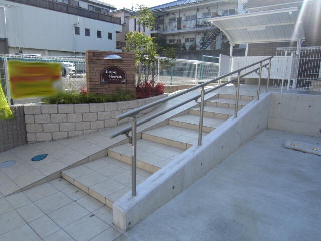 物件外観写真2　(エントランス部分)