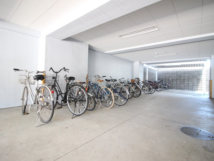 物件外観写真4　(駐輪場)