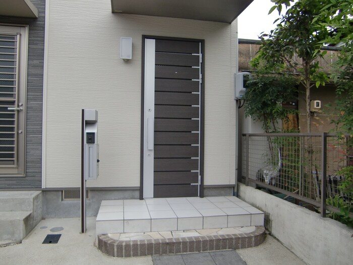 物件外観写真3　(エントランス部分)
