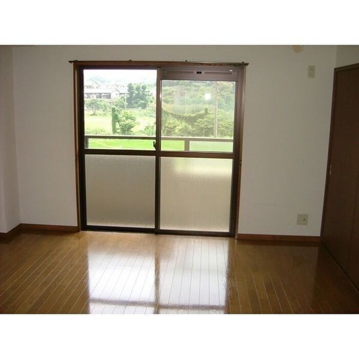 物件内観写真2　(室内からの展望)