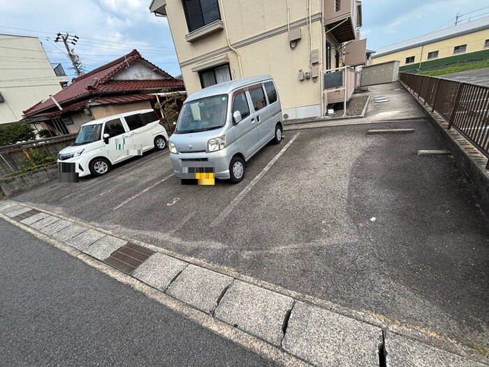 物件外観写真5　(駐車場)