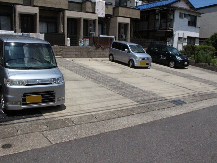 物件外観写真3　(駐車場)