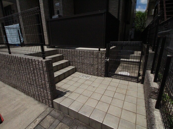 物件外観写真4　(エントランス部分)