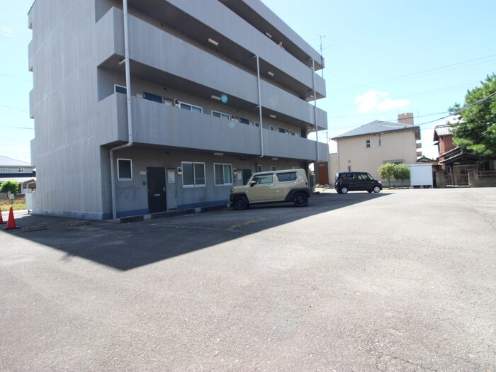 物件外観写真4　(駐車場)