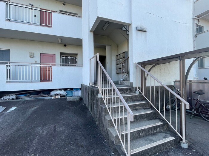 物件外観写真2　(エントランス部分)