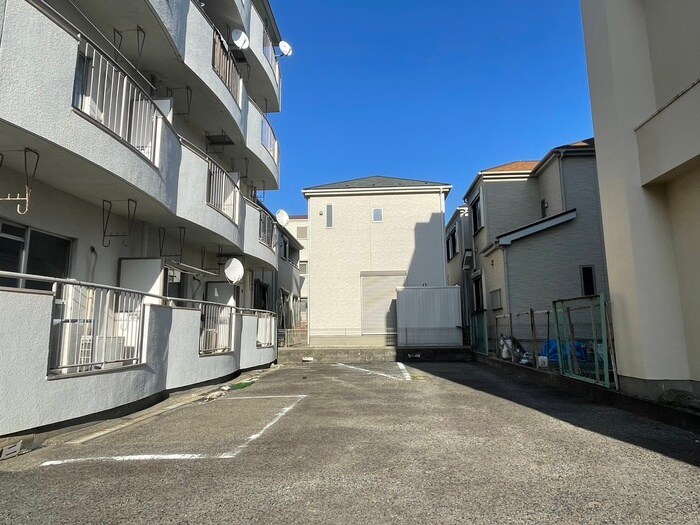 物件外観写真6　(駐車場)