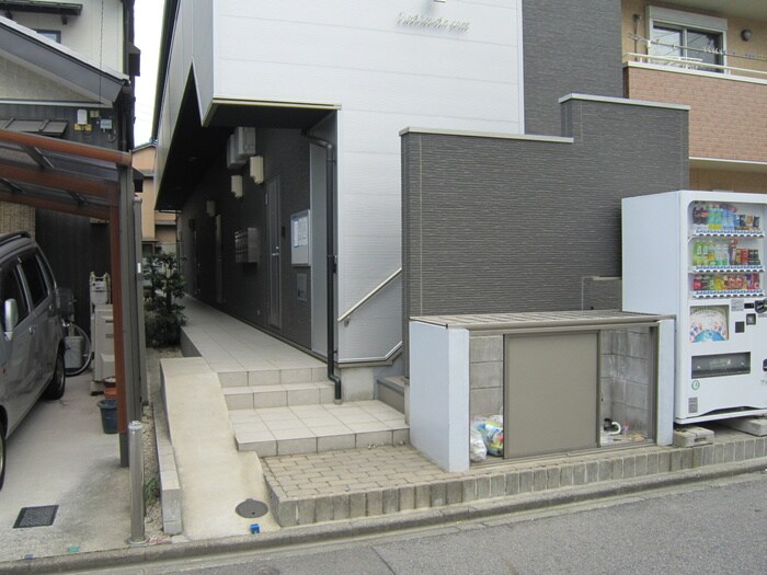 物件外観写真2　(エントランス部分)