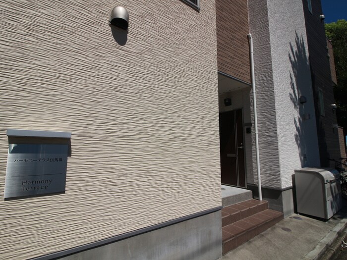 物件外観写真6　(エントランス部分)