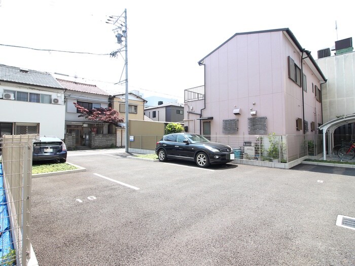 物件外観写真3　(駐車場)