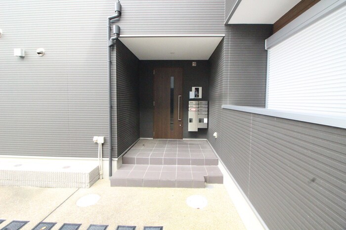 物件外観写真3　(エントランス部分)