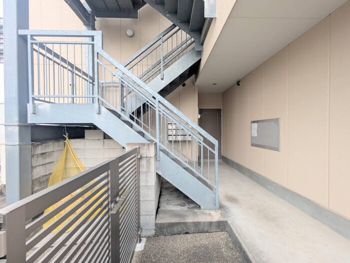物件外観写真6　(エントランス部分)