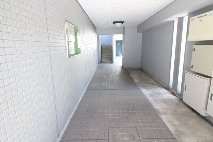 物件外観写真6　(エントランス部分)