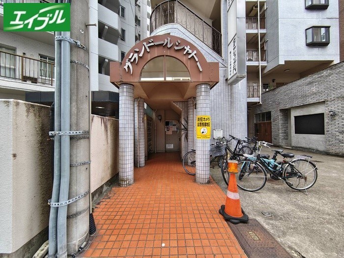 物件外観写真2　(エントランス部分)