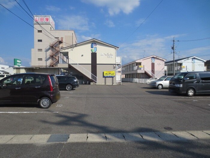 物件外観写真3　(駐車場)