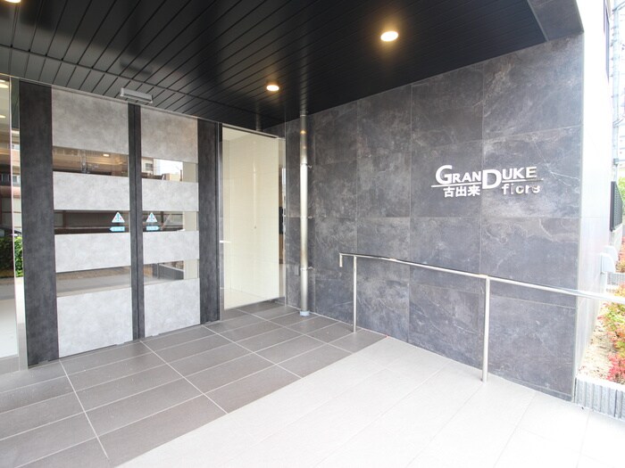 物件外観写真4　(エントランス部分)