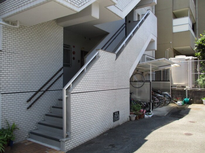 物件外観写真4　(エントランス部分)