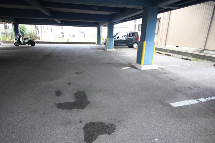 物件外観写真4　(駐車場)