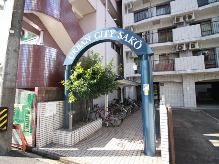 物件外観写真2　(エントランス部分)