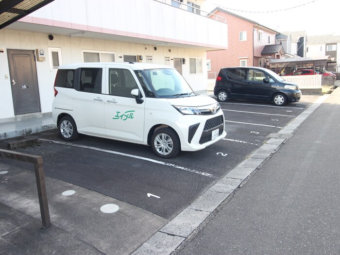 物件外観写真2　(駐車場)