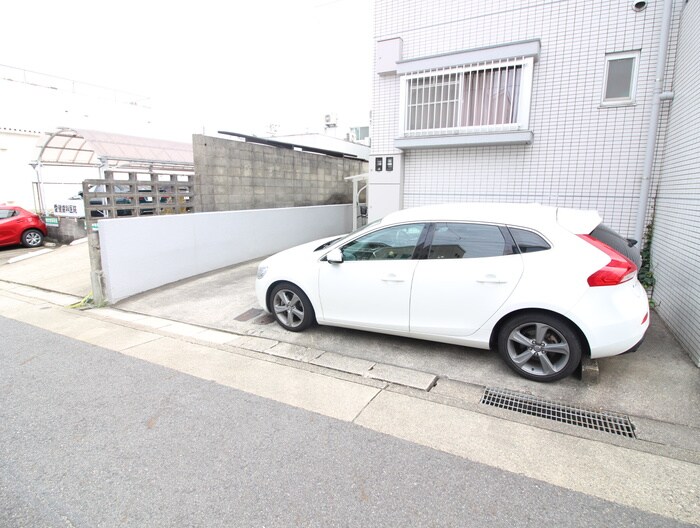 物件外観写真4　(駐車場)