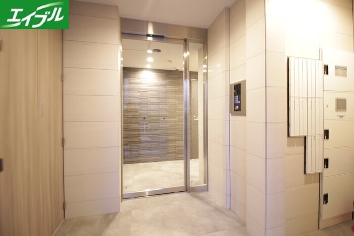 物件外観写真3　(エントランス部分)