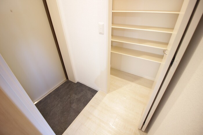 物件内観写真16　(玄関)