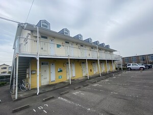 グランド・トライン１号館外観写真