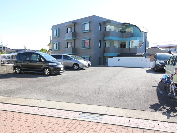 物件外観写真3　(駐車場)