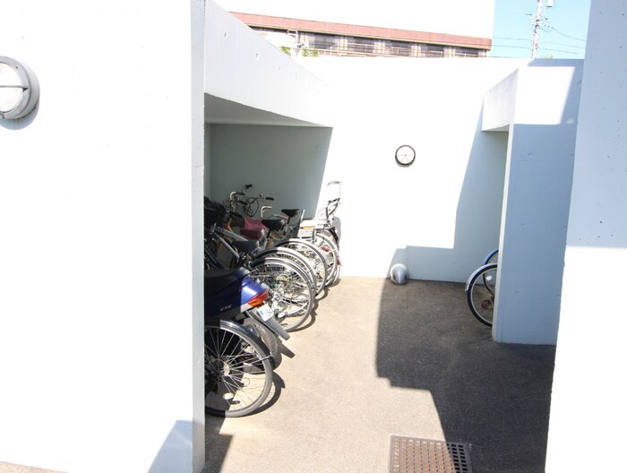 物件外観写真4　(駐輪場)