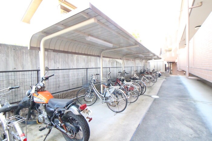 物件外観写真4　(駐輪場)