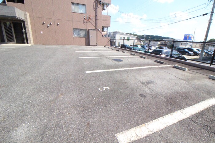物件外観写真5　(駐車場)